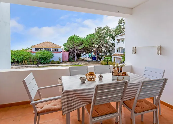 Golden 1 Bdr Flat W/ Balcony & Pool By Lovelystay Apartment *